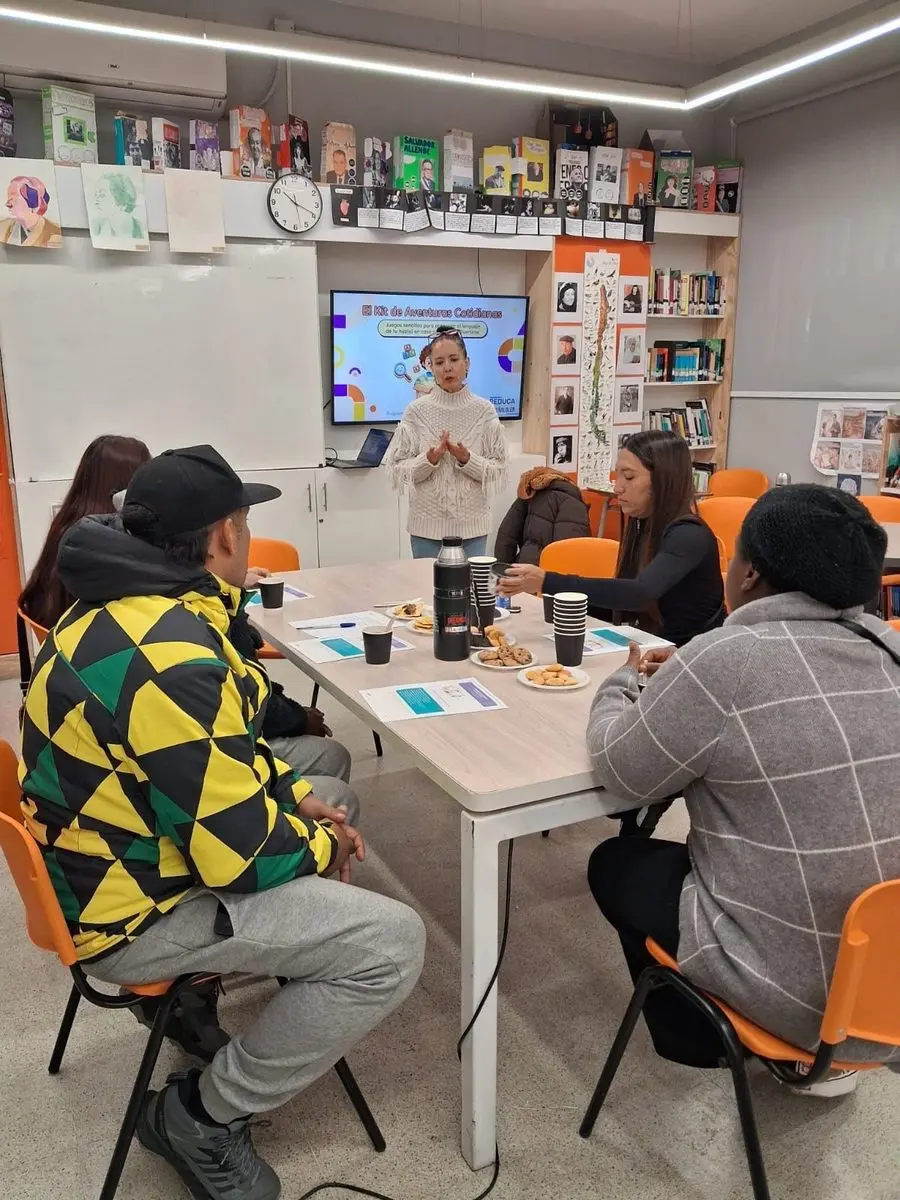 Taller de lenguaje y juego con familias en el colegio